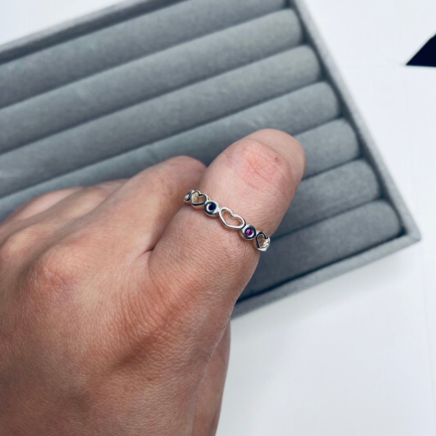 Anel coração vazado com pedras coloridas