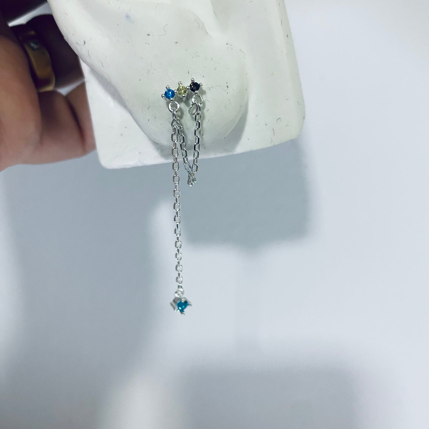 Brinco com Corrente e Pedras coloridas