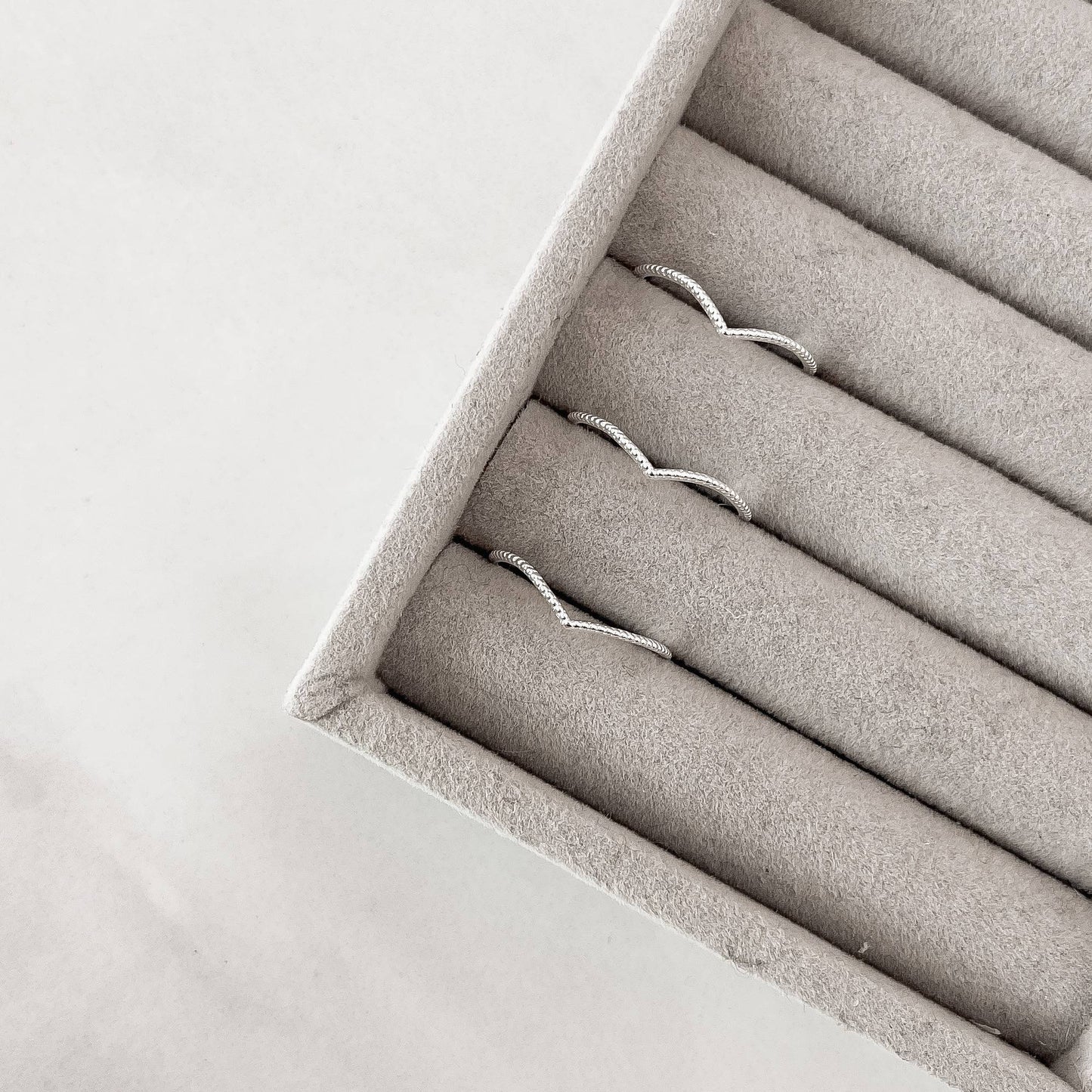 Anel em V Desenhado - Elara