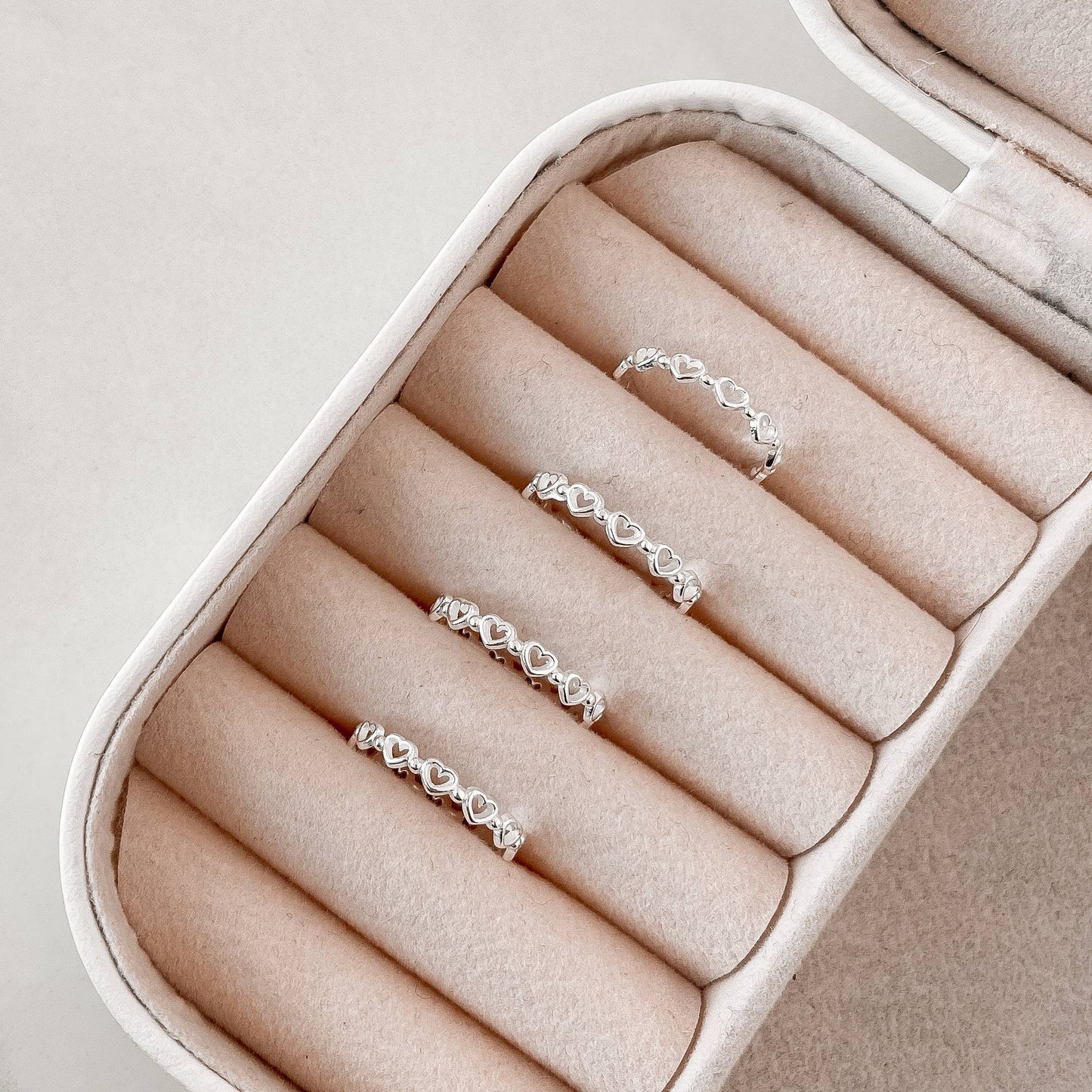 Anel Corações vazados e Bolinhas Mini - Elara