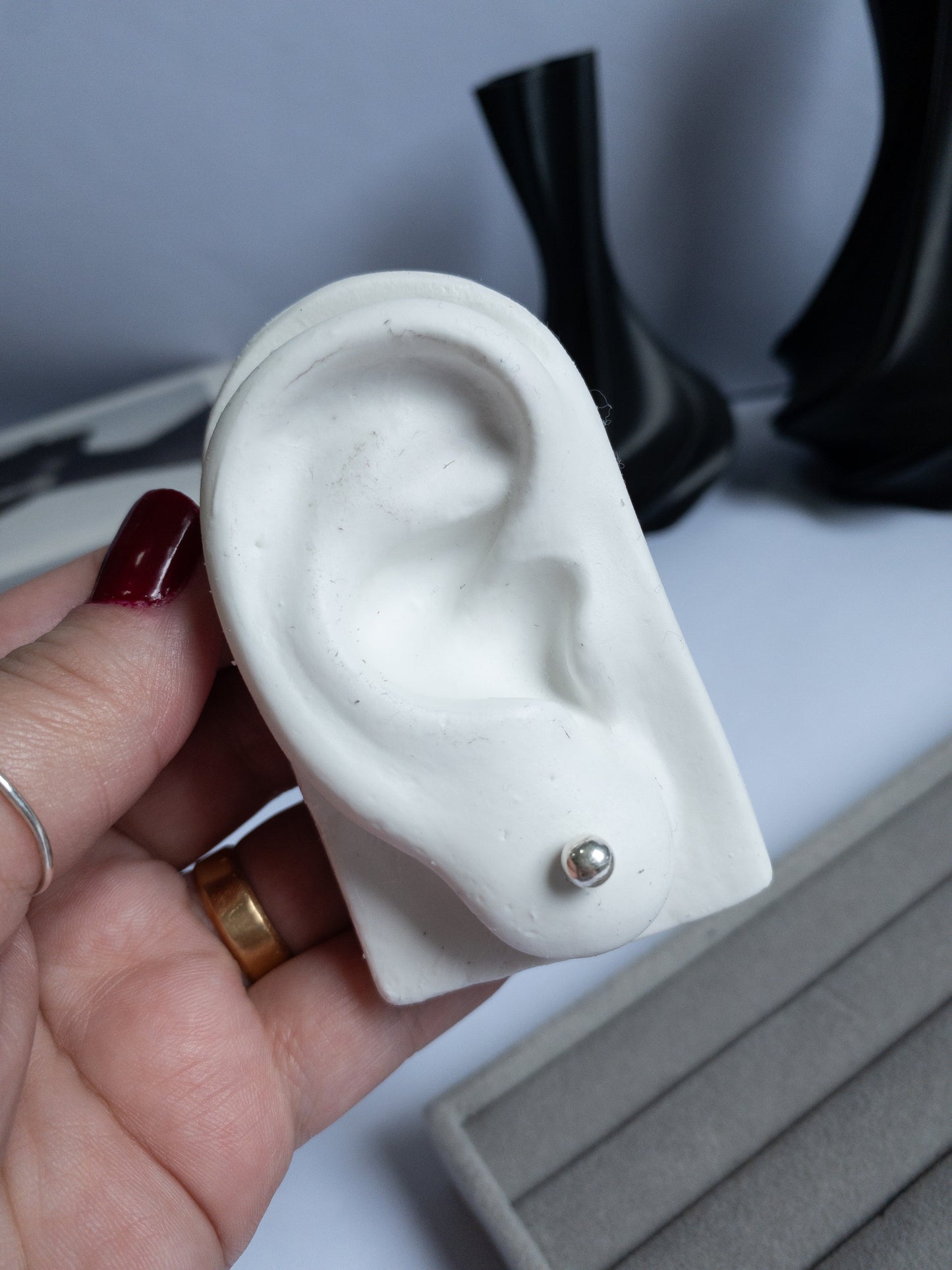 Brinco LUMINÉ — Bolinha Clássica de 4 mm em Prata