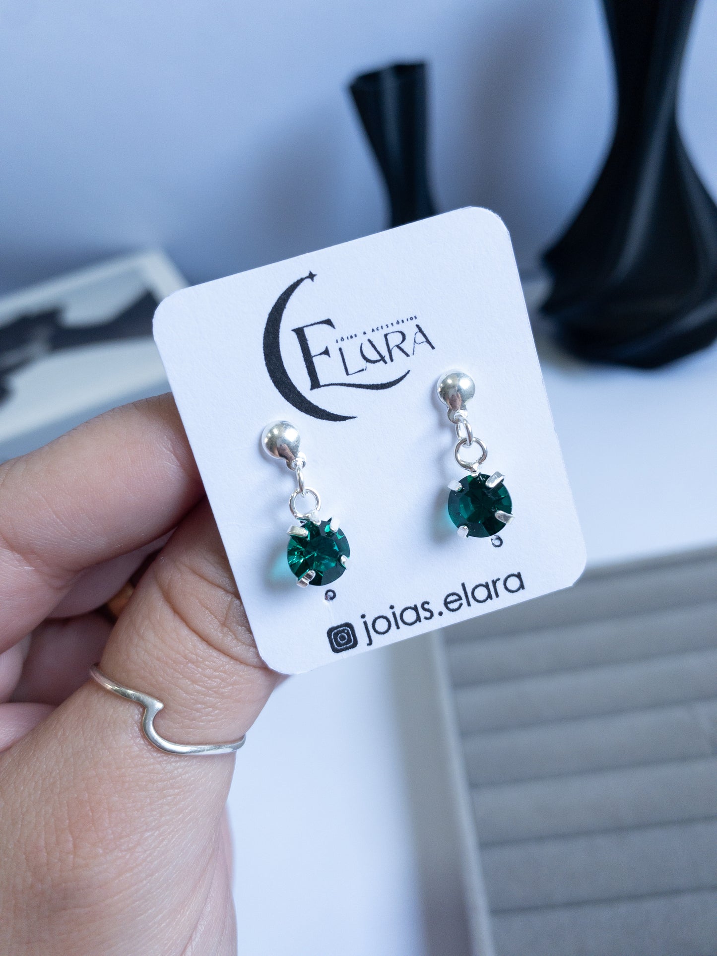 Brinco Esmeraldine — Delicado com Pedra Verde Esmeralda