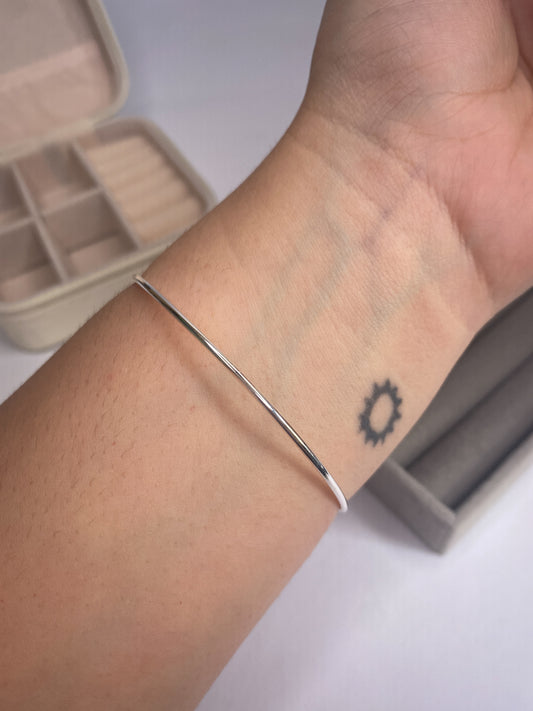 Bracelete ELORIS — Fio Redondo com Trava de Segurança