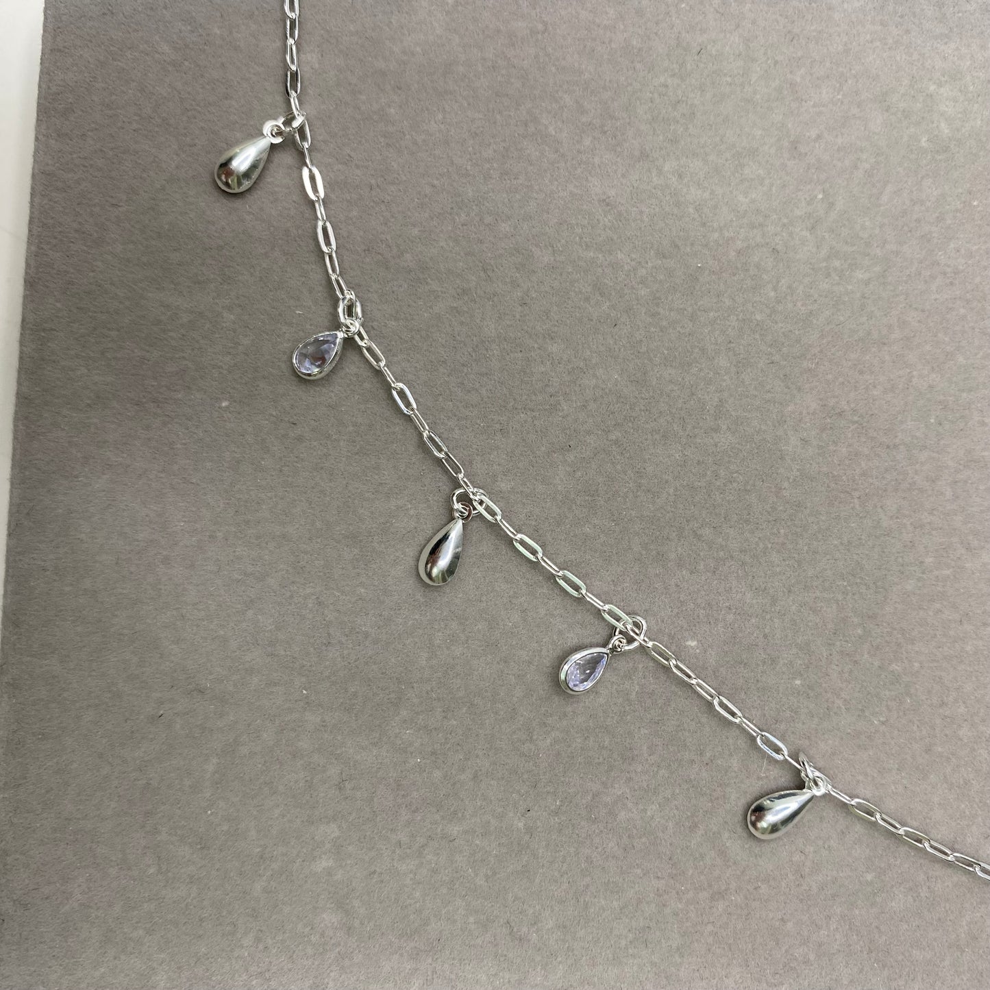 Pulseira com pingente de gotas