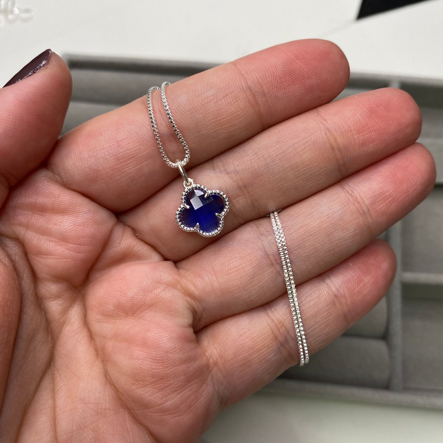 Colar com trevo azul (Virgínia)