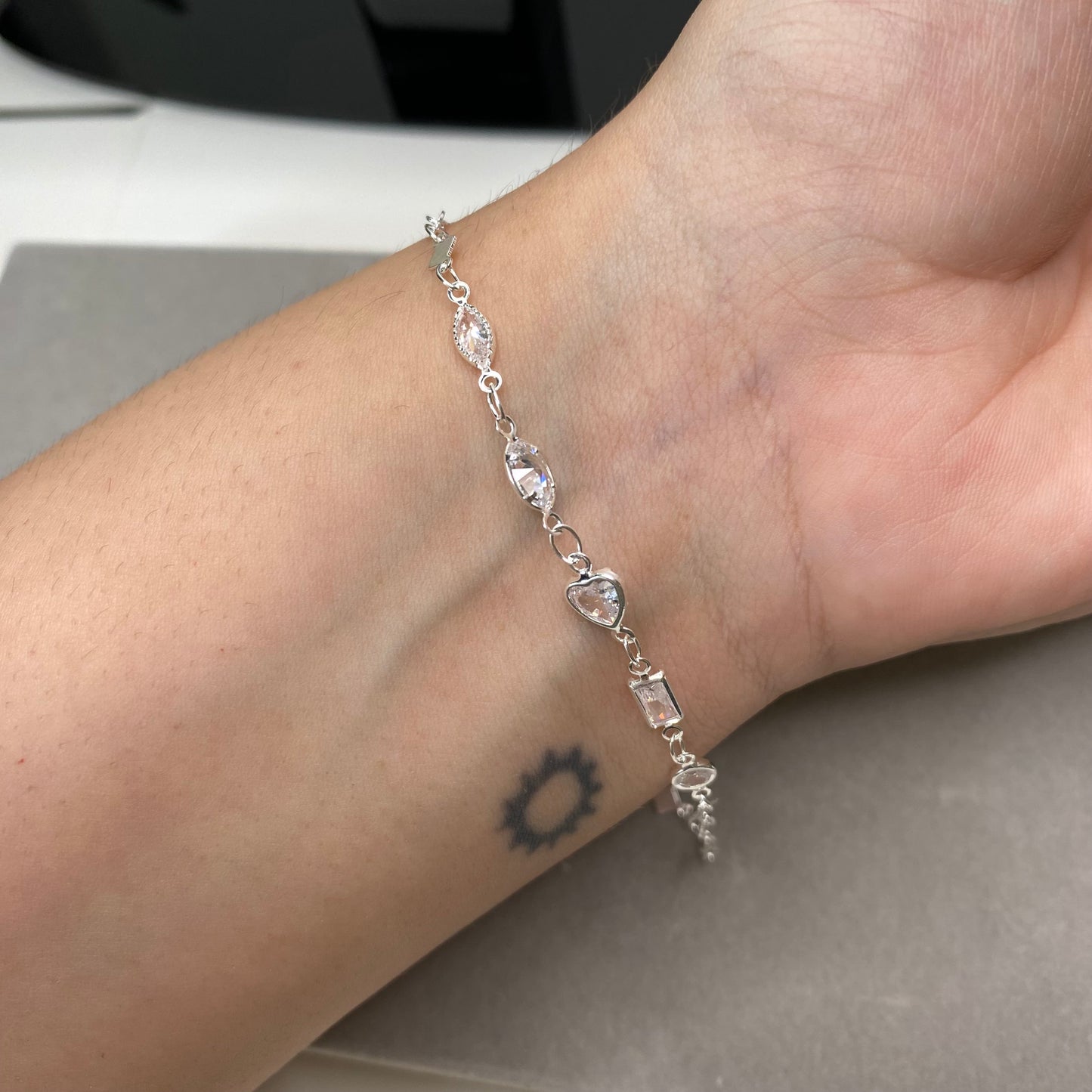 Pulseira com zircônias em mix de formatos