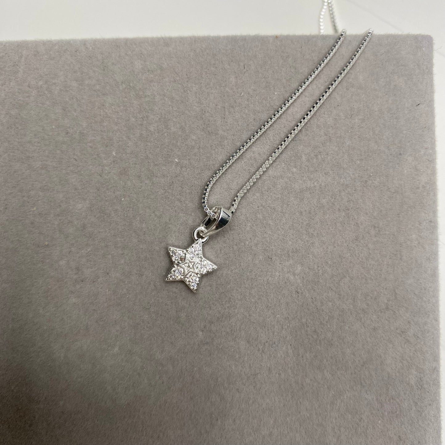 Colar com pingente de estrela