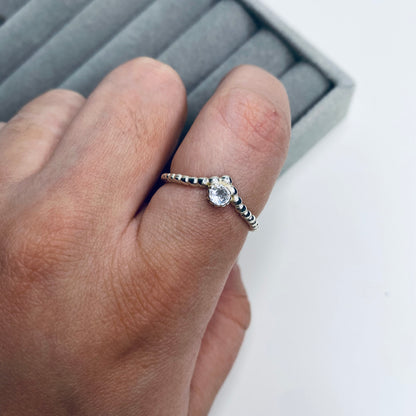 Anel trabalhado com pedra de zircônia