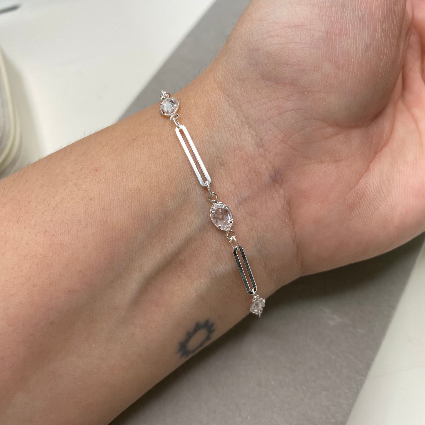 Pulseira elos alongados e pedras em zircônia