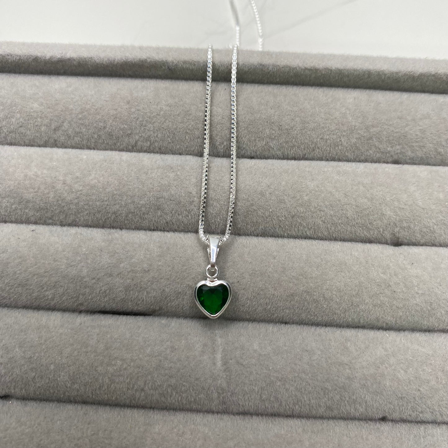 Colar com pingente de coração verde