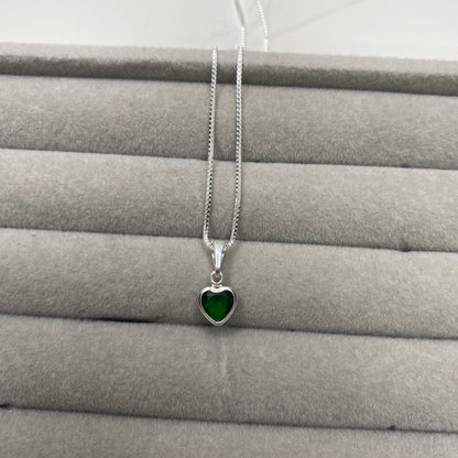 Colar com pingente de coração verde