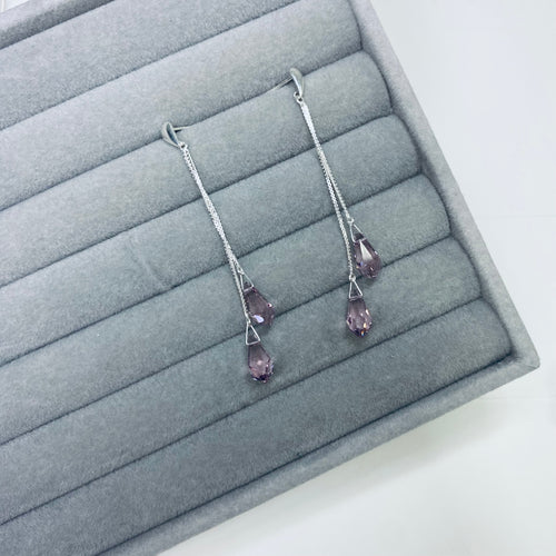 Brinco com corrente e pedra lilás