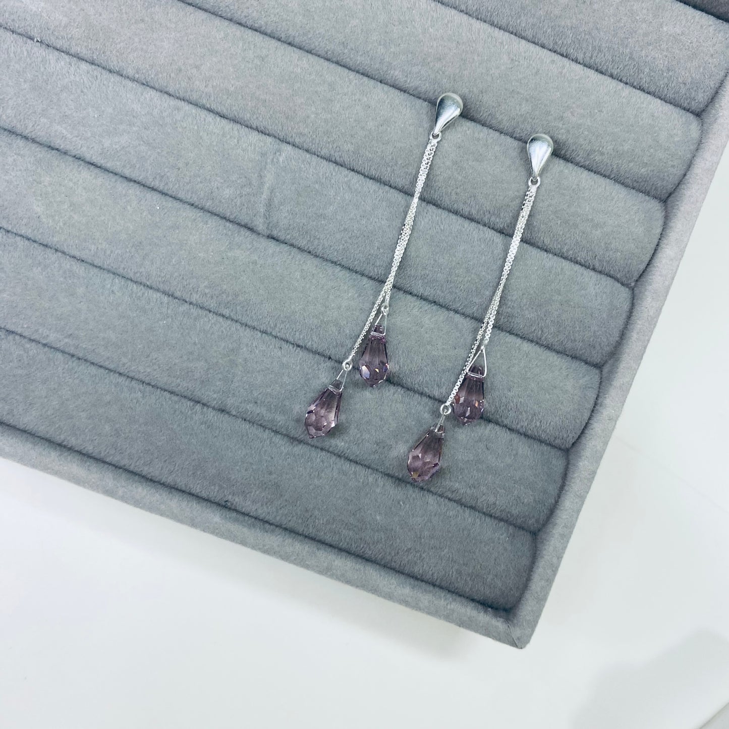 Brinco com corrente e pedra lilás