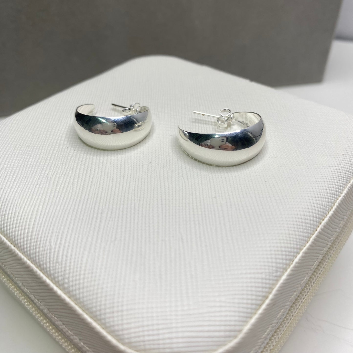 Argola grossa com tarraxa - média