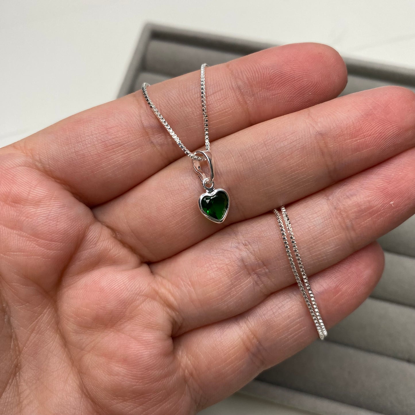 Colar com pingente de coração verde