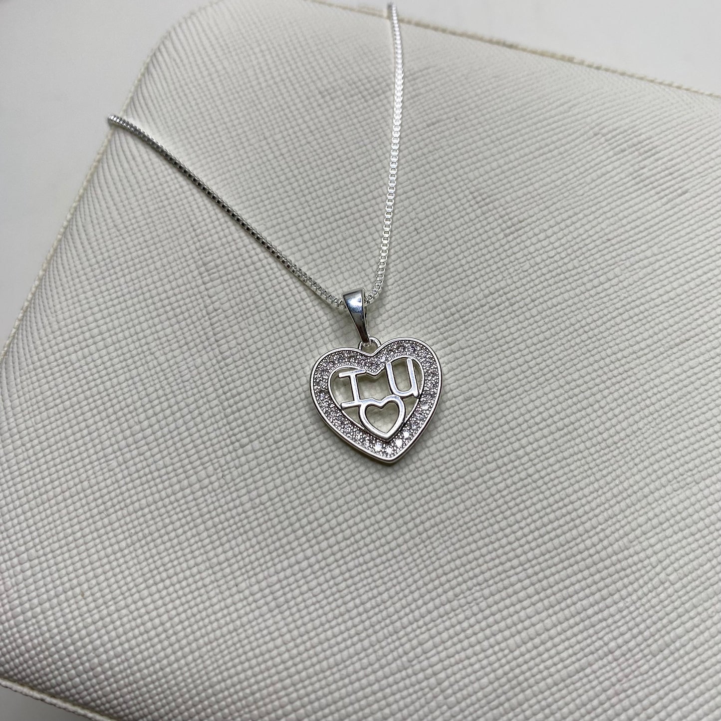 Colar com pingente de coração