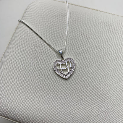 Colar com pingente de coração