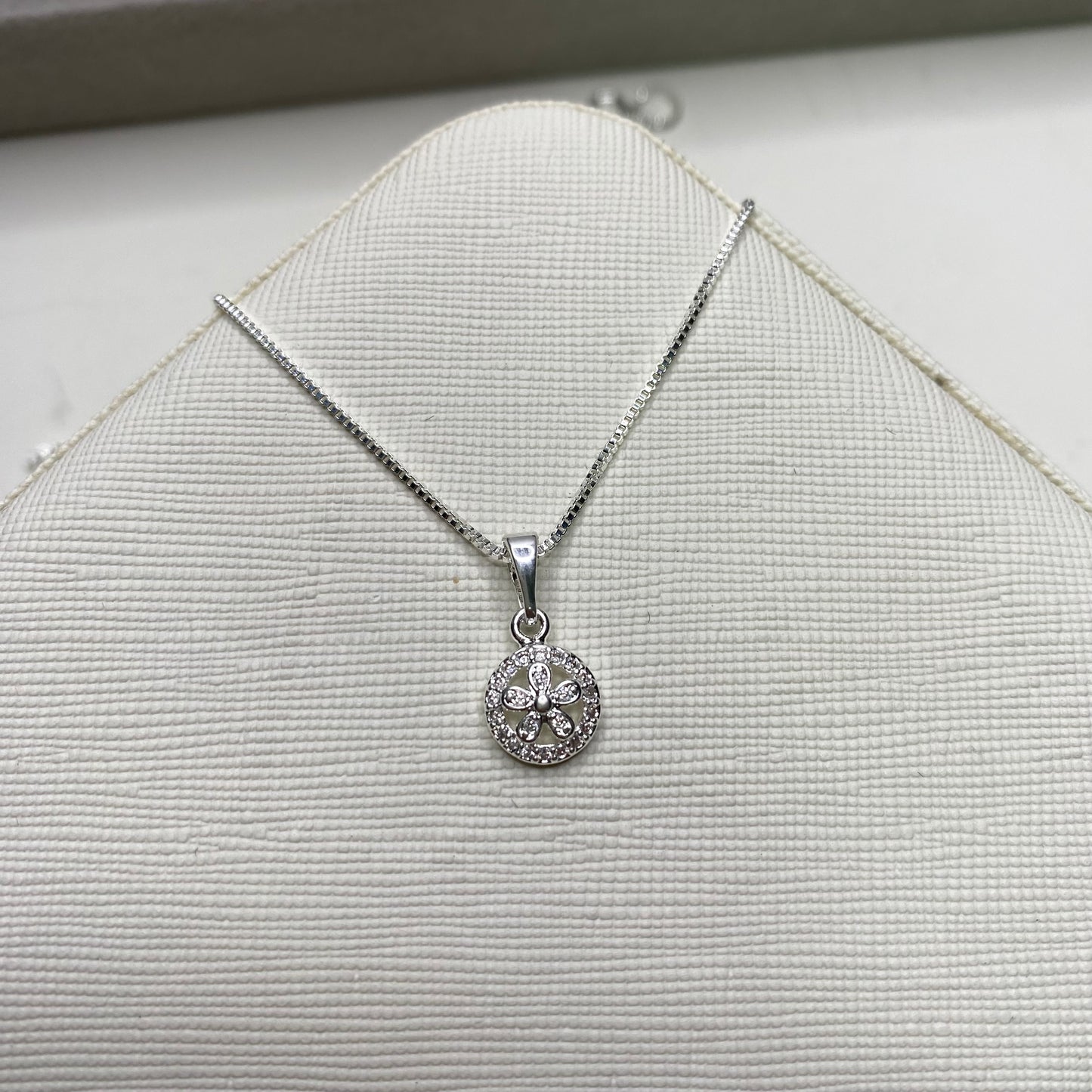 Colar com pingente redondo de flor