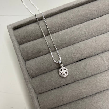 Colar com pingente redondo de flor