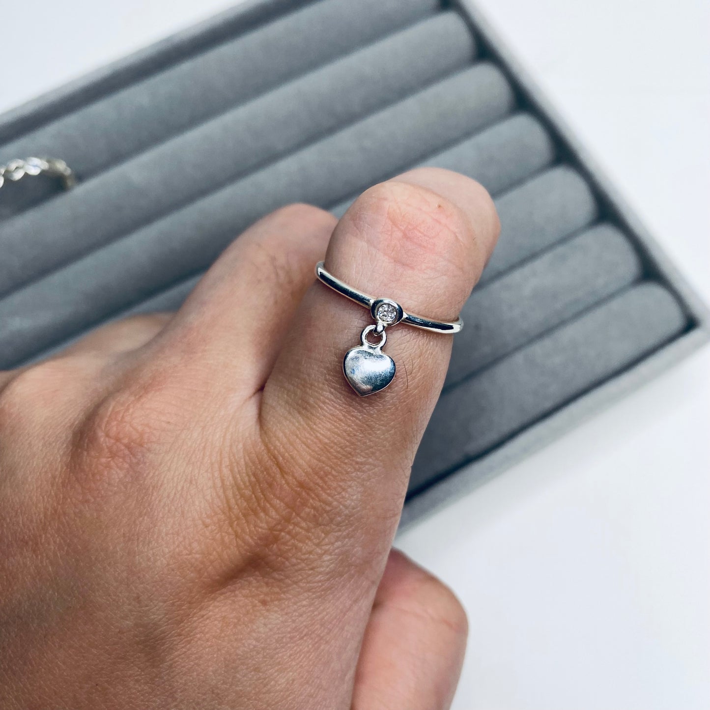 Anel fino com pingente de coração