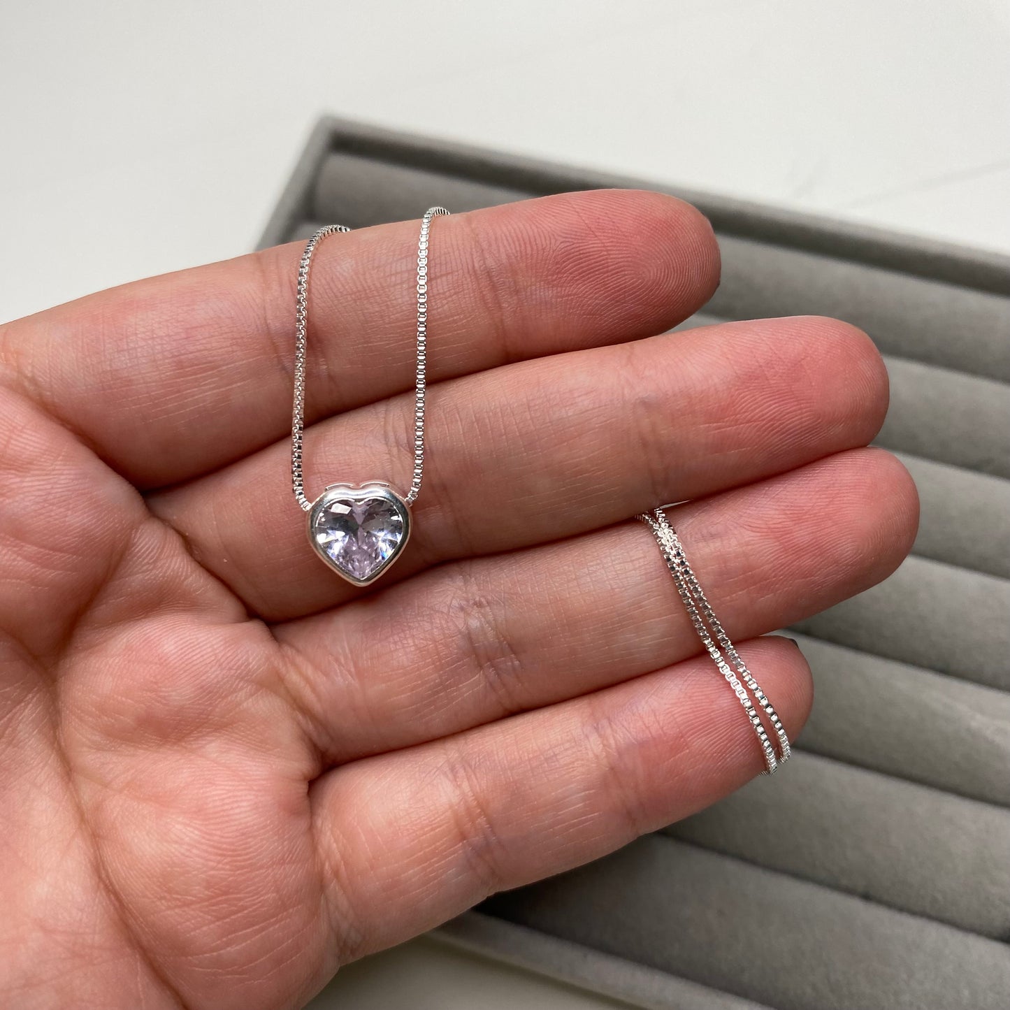 Colar com pingente de coração passante