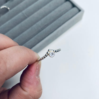 Anel trabalhado com pedra de zircônia