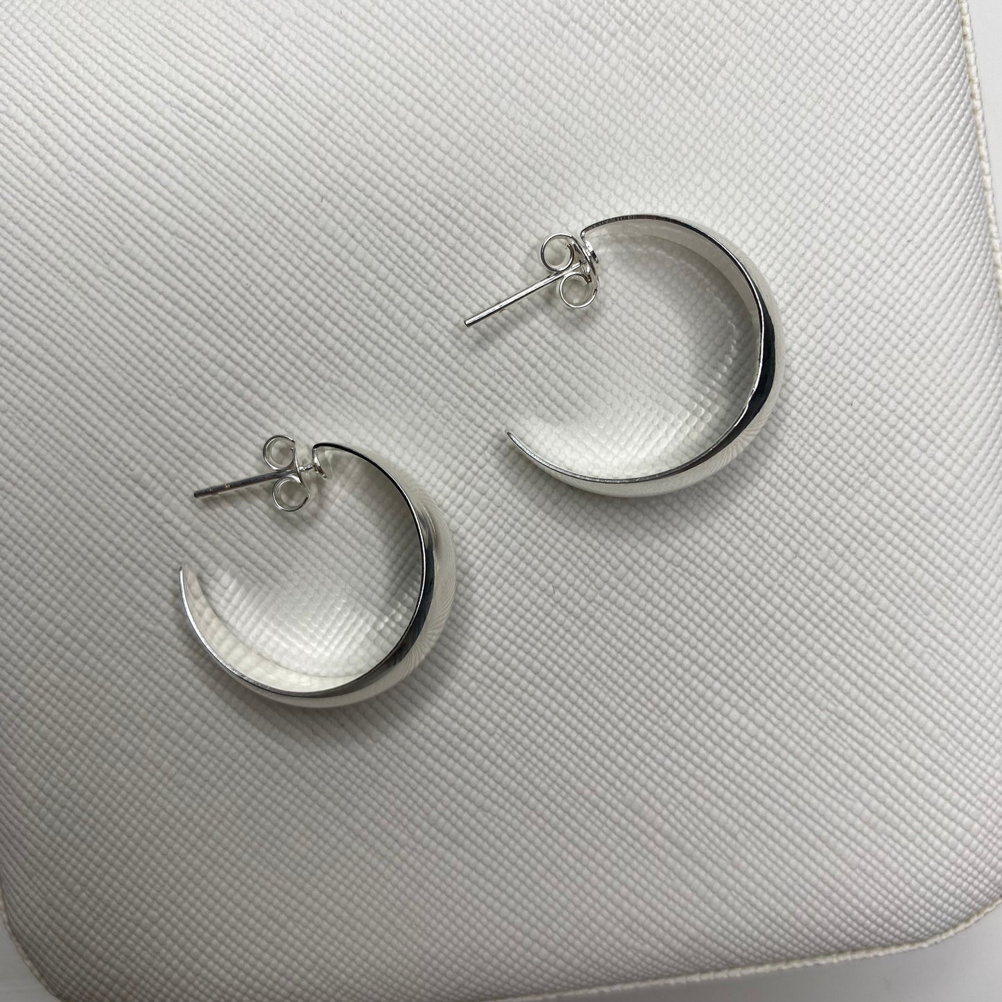 Argola grossa com tarraxa - média