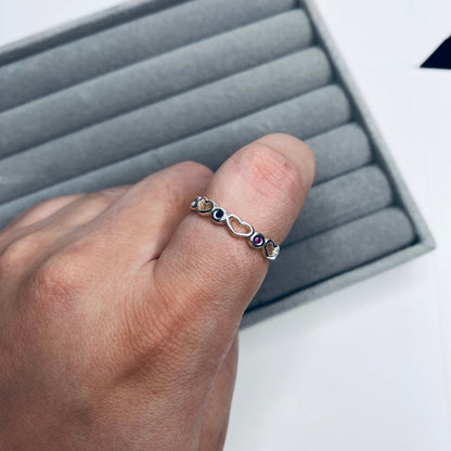 Anel coração vazado com pedras coloridas