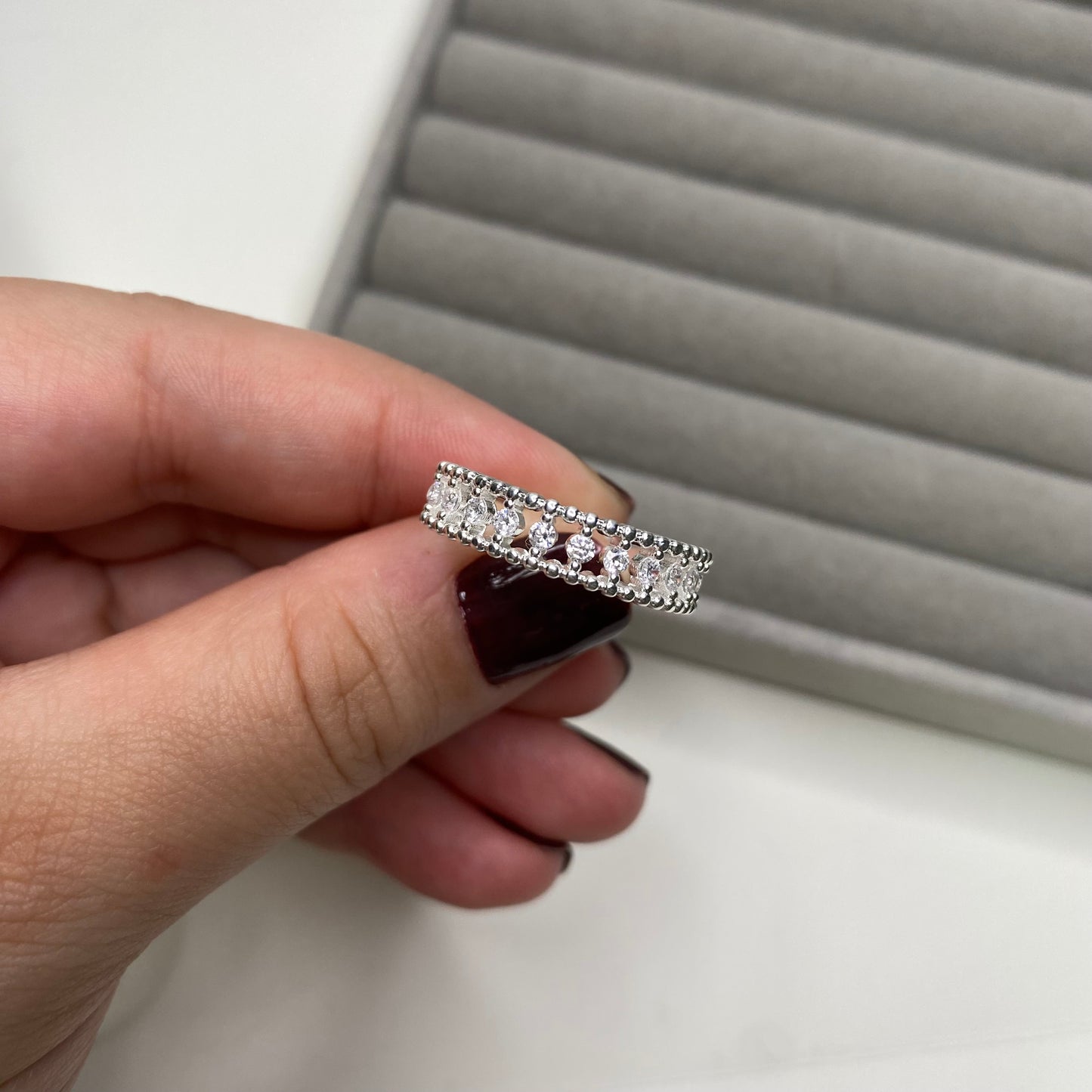 Anel cravação completa de zircônias brancas