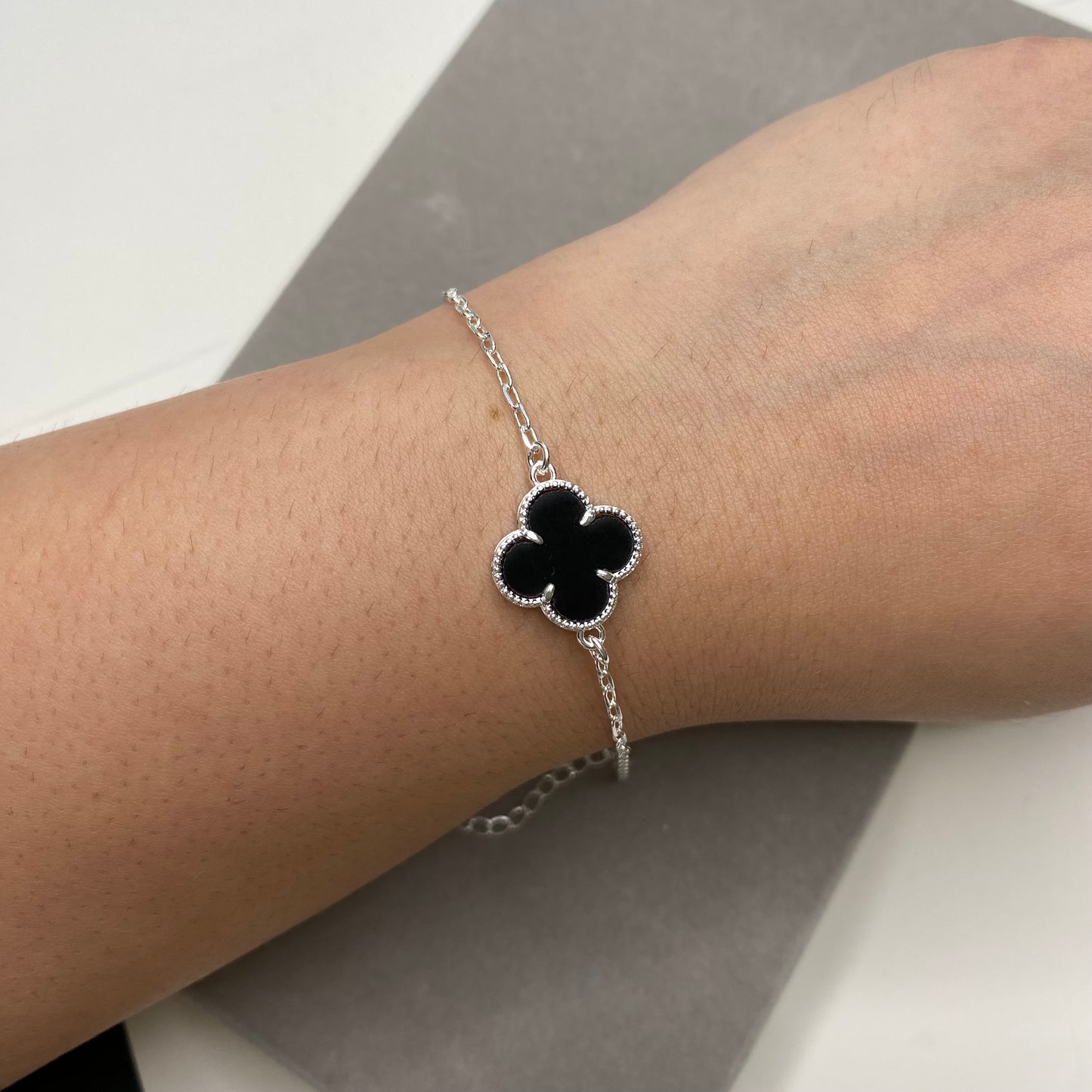 Pulseira trevo - preto (Virgínia)