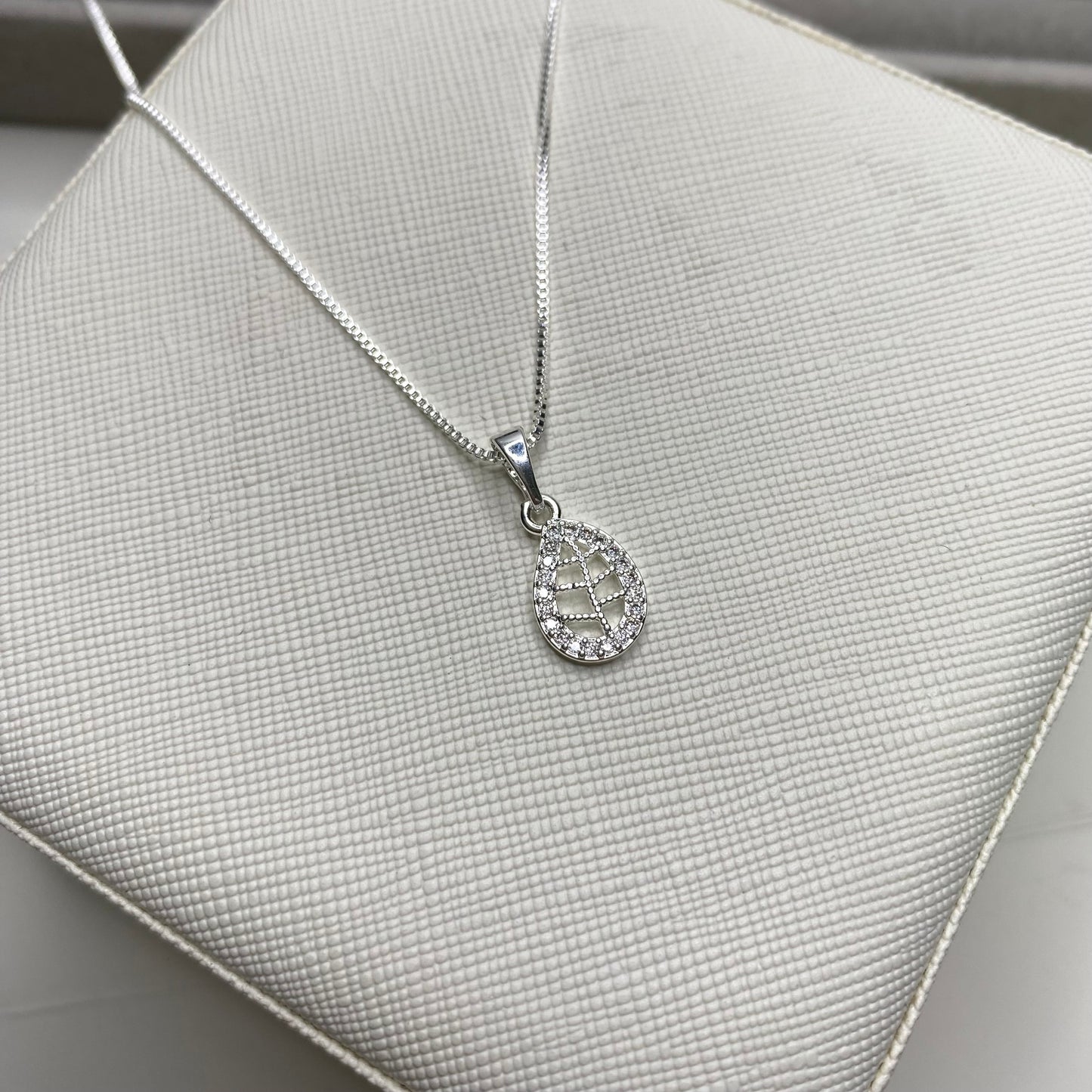 Colar com pingente de folha