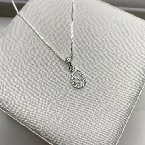 Colar com pingente de folha