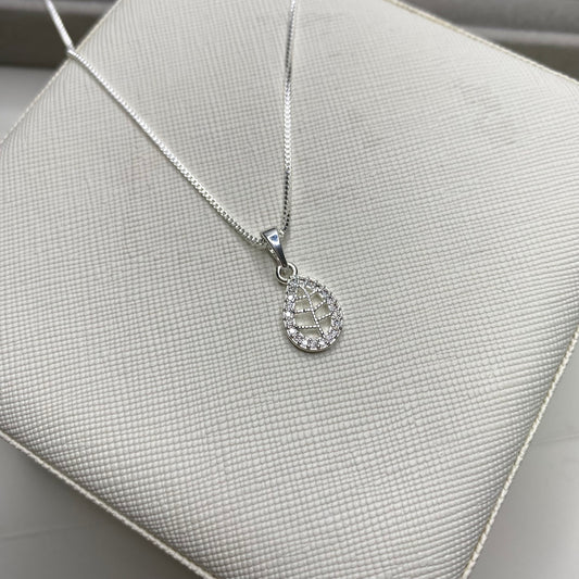 Colar com pingente de folha