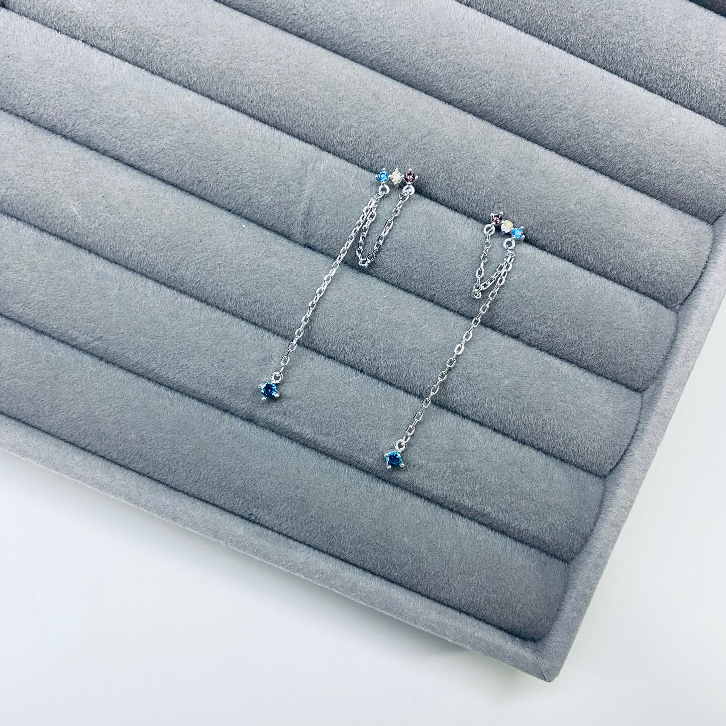 Brinco com Corrente e Pedras coloridas