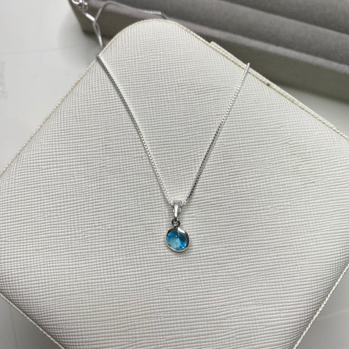 Colar com ponto de luz azul