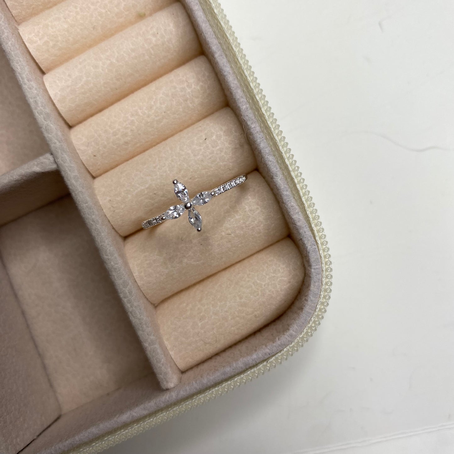 Anel com design em flor com zircônias