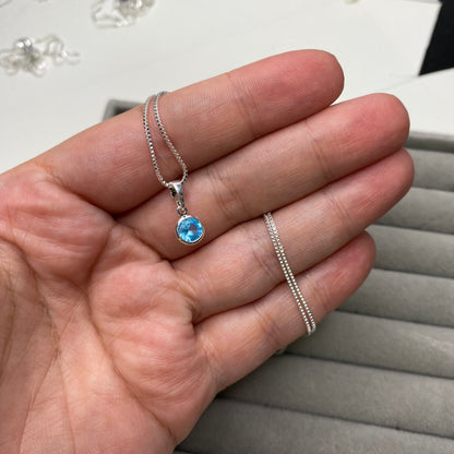 Colar com ponto de luz azul