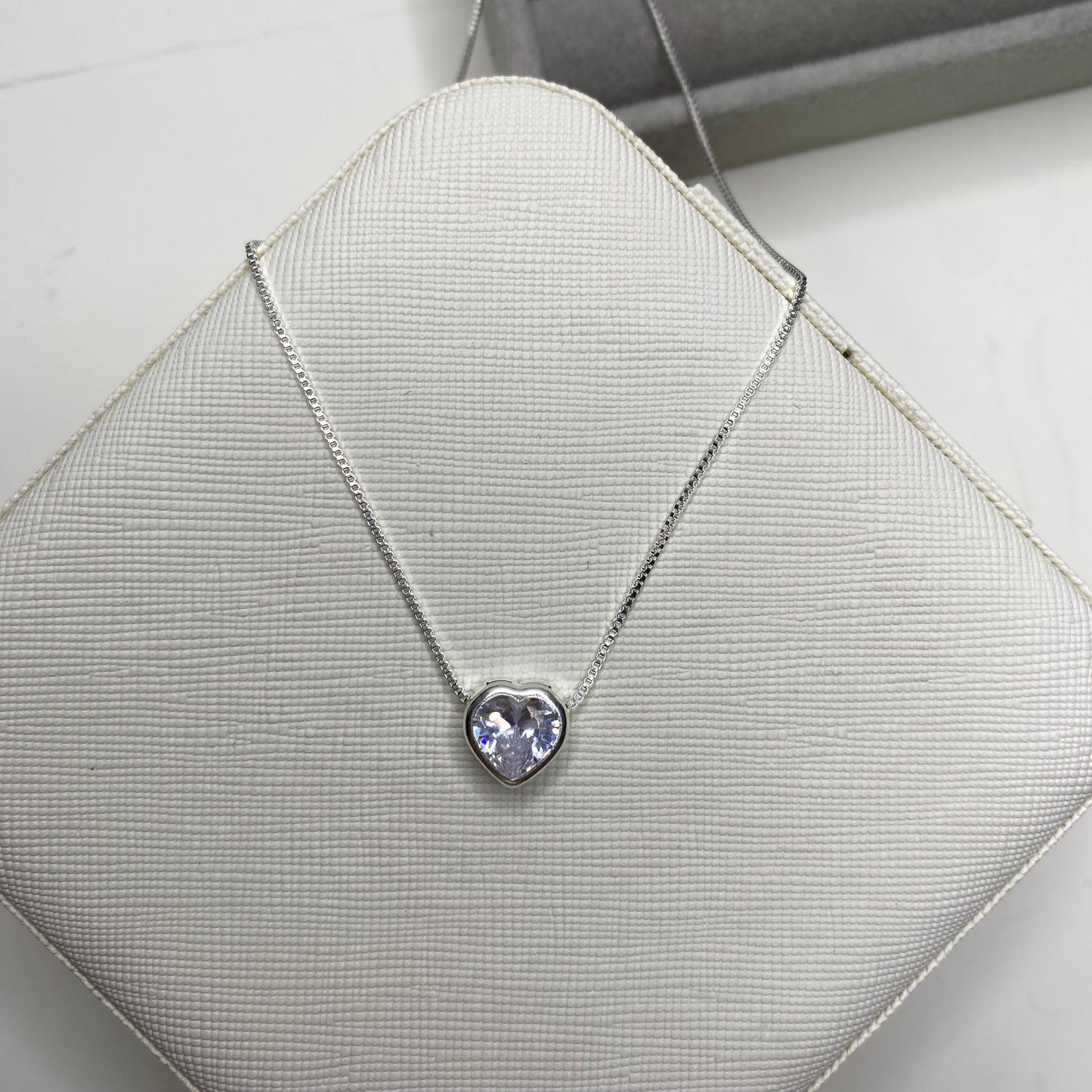 Colar com pingente de coração passante