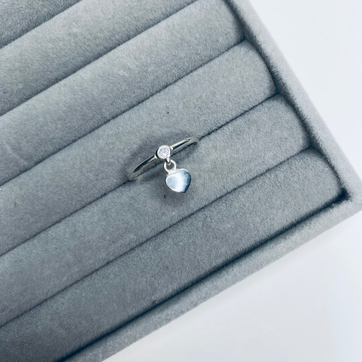 Anel fino com pingente de coração