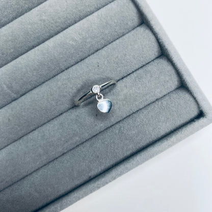 Anel fino com pingente de coração