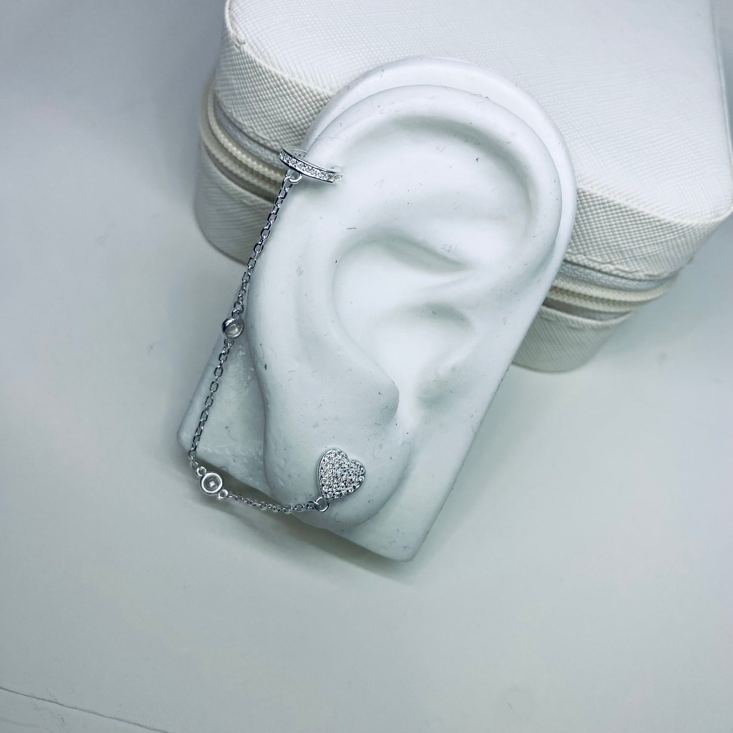 Brinco Coração Cravejado com Piercing Fake