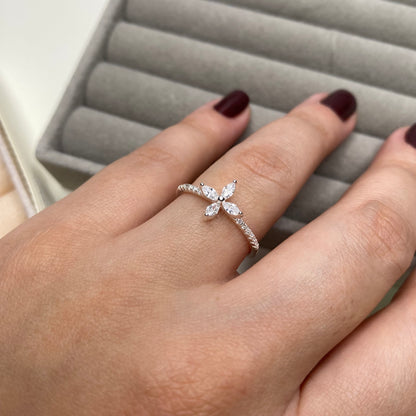 Anel com design em flor com zircônias