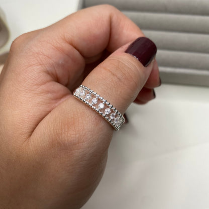 Anel cravação completa de zircônias brancas