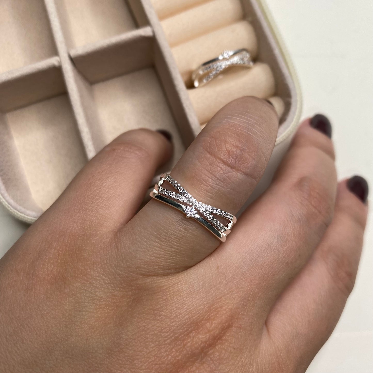 Anel com design triplo e pedra cravejadas