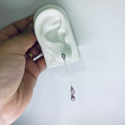 Brinco com corrente e pedra lilás