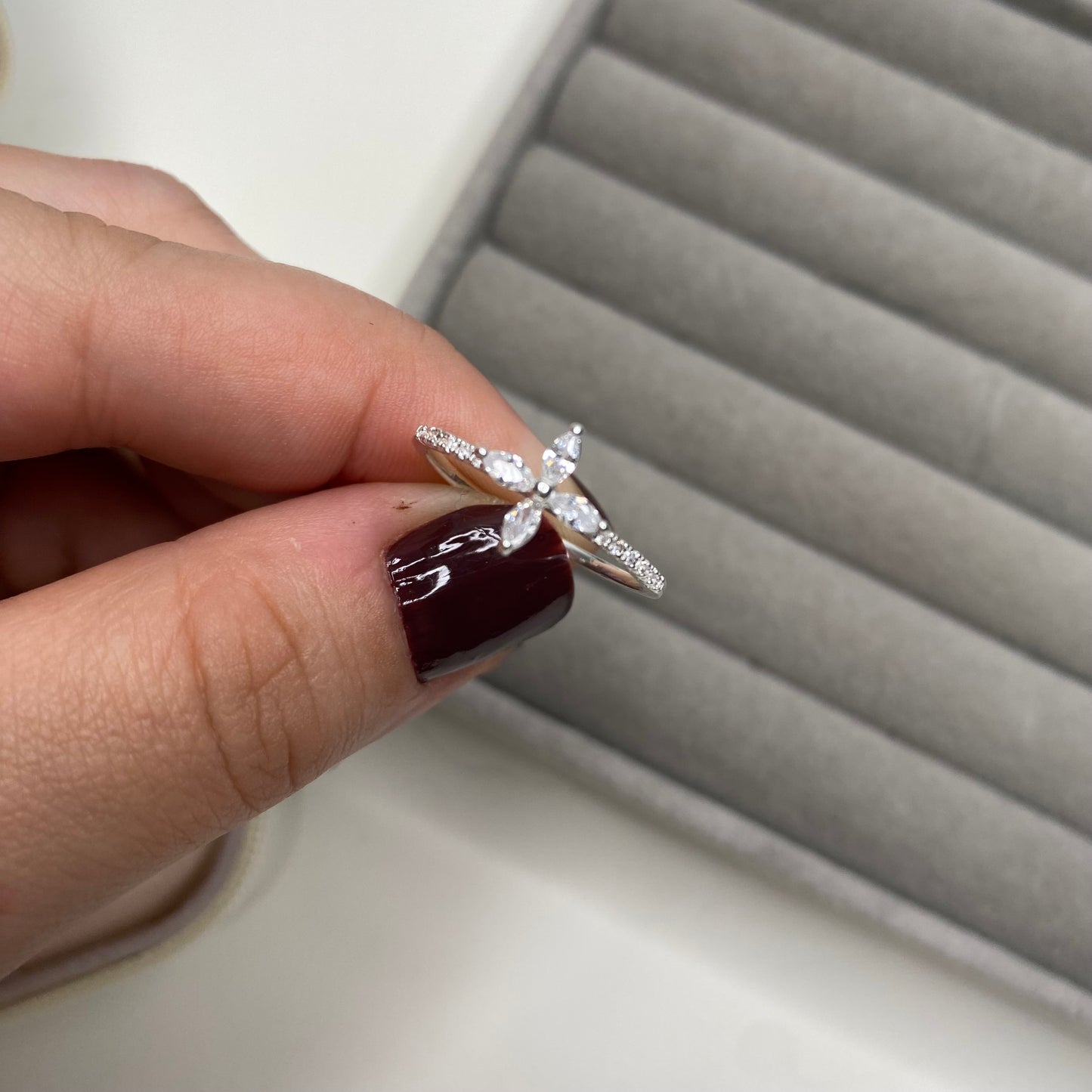 Anel com design em flor com zircônias