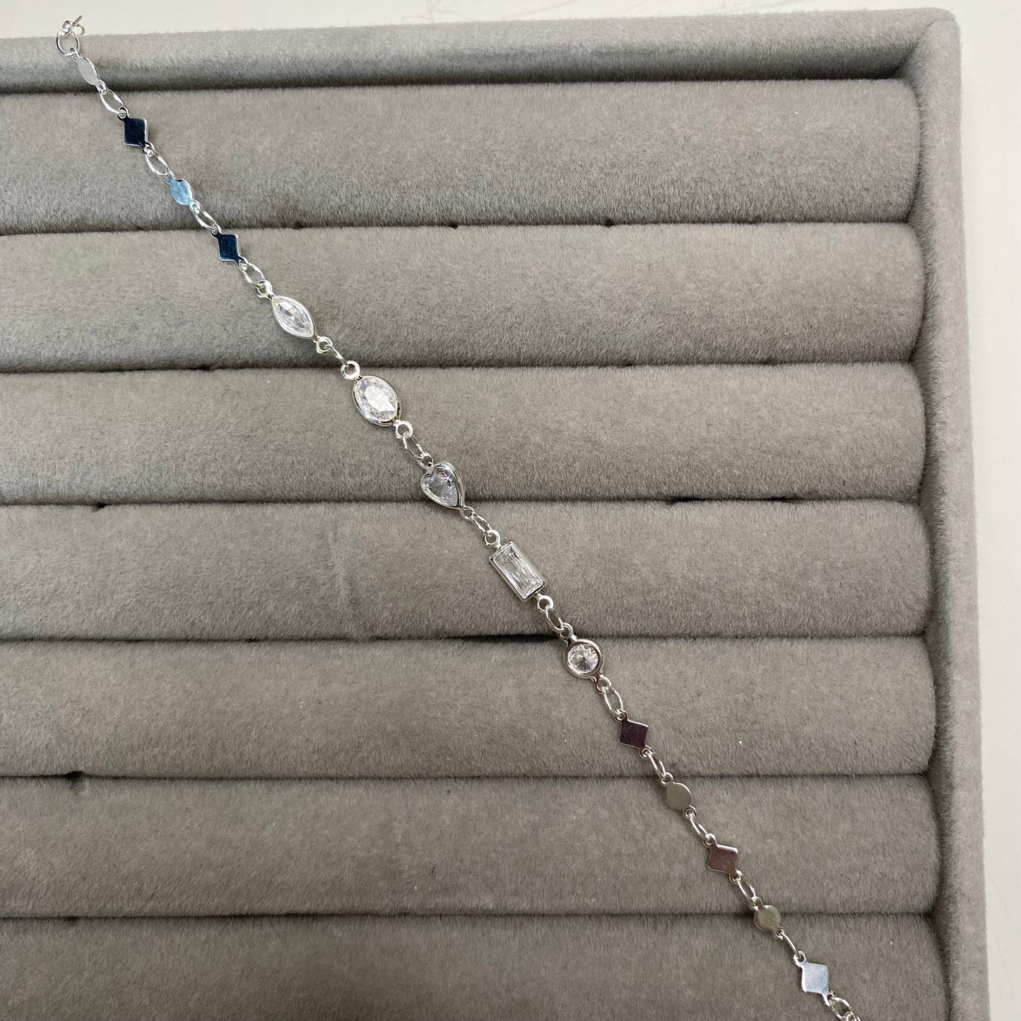 Pulseira com zircônias em mix de formatos