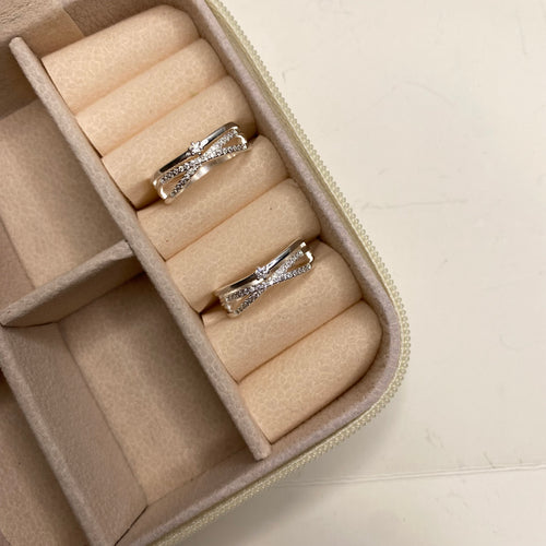 Anel com design triplo e pedra cravejadas