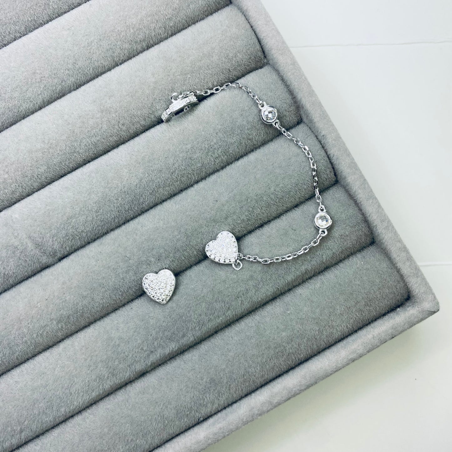 Brinco Coração Cravejado com Piercing Fake