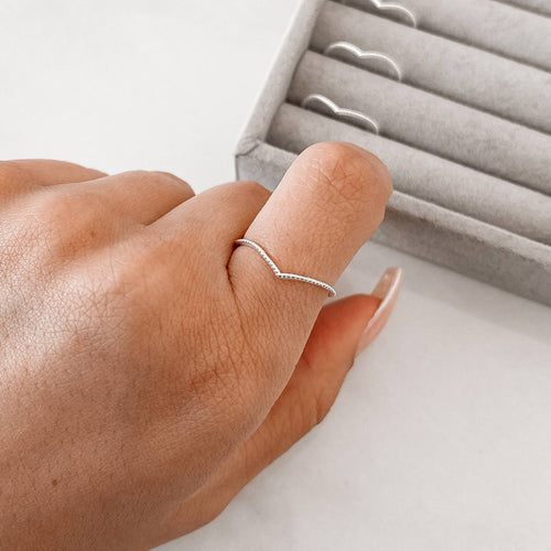 Anel em V Desenhado - Elara